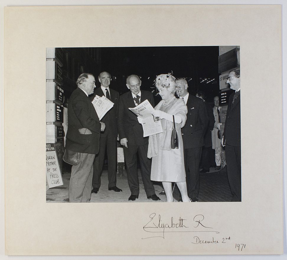 ELIZABETH — Fine press photo signed and dated on the mount, | Sophie Dupré Autographs