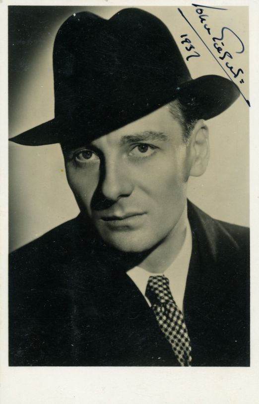 GIELGUD — Vintage postcard photo signed and dated, | Sophie Dupré Autographs
