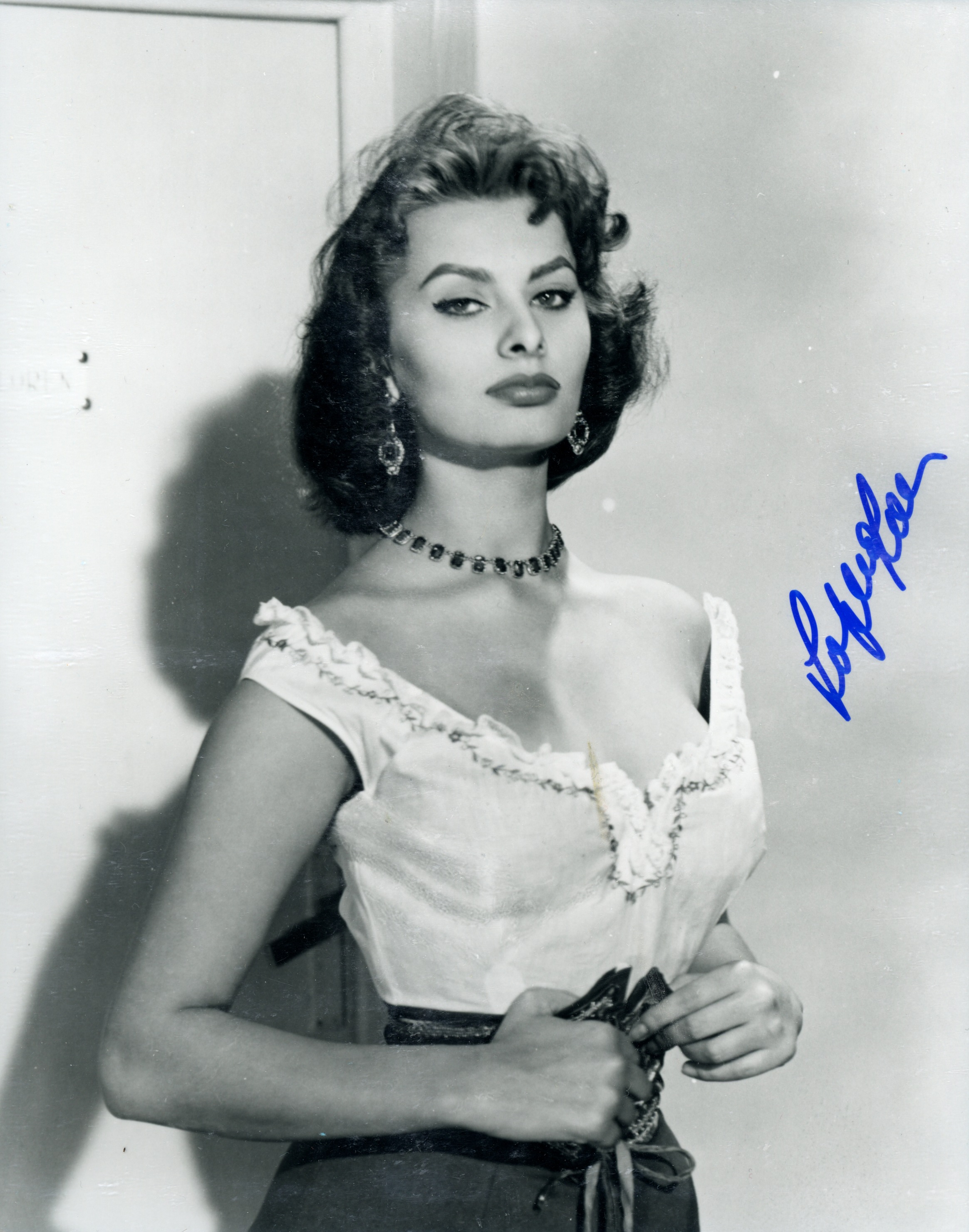LOREN — Black and white photo signed, | Sophie Dupré Autographs