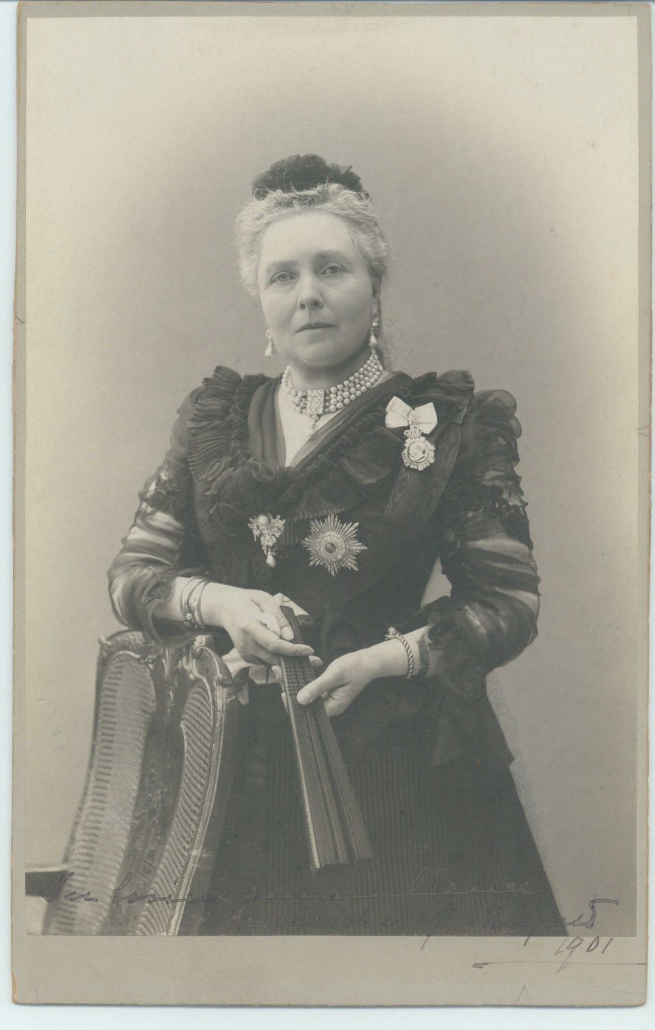 VICTORIA — Important Royal Cabinet photo by T. H. Voigt, inscribed five days before she died, | Sophie Dupré Autographs