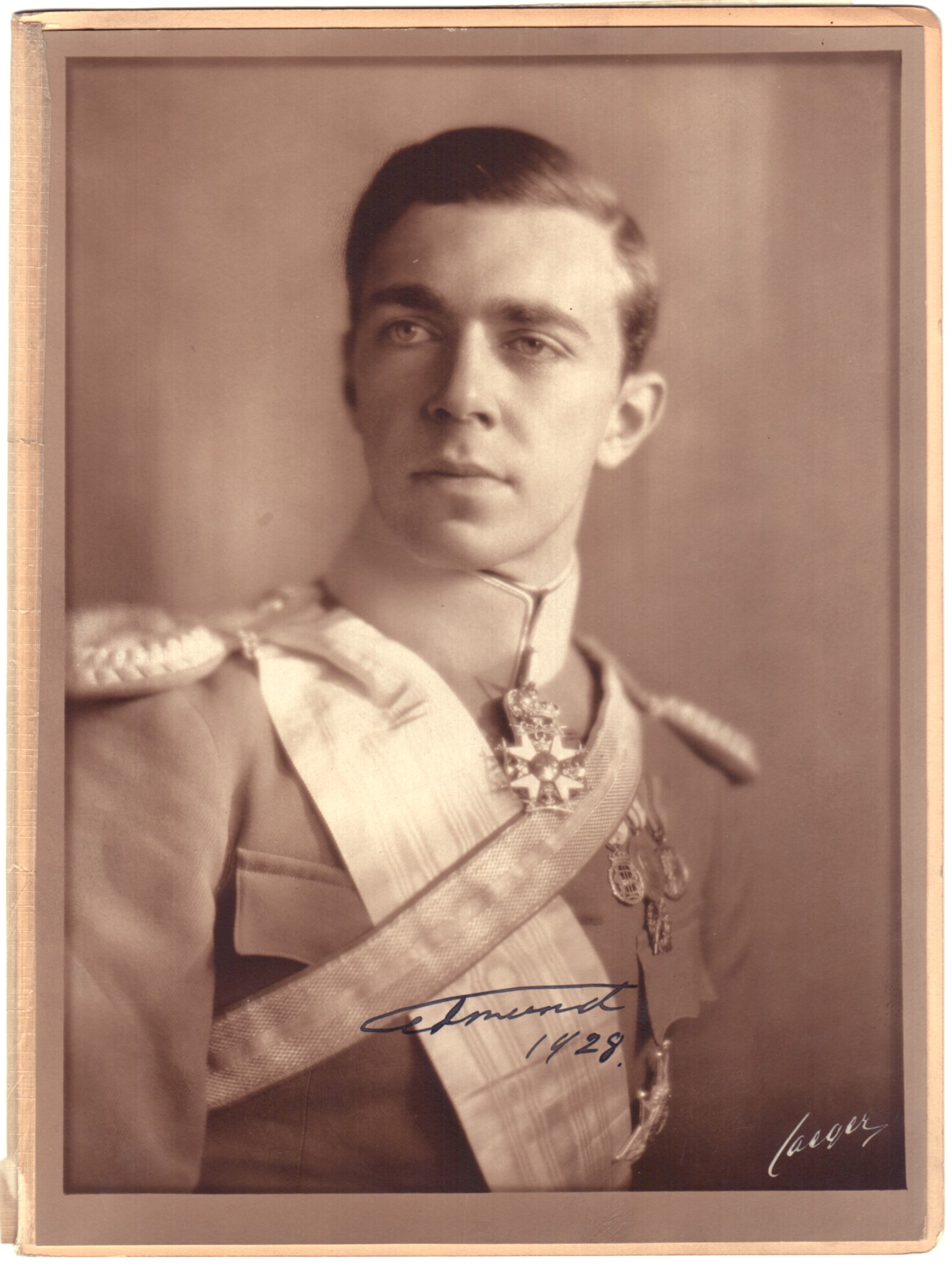 GUSTAF ADOLF — Superb photo by Jaeger, boldly signed Edmund and dated, | Sophie Dupré Autographs