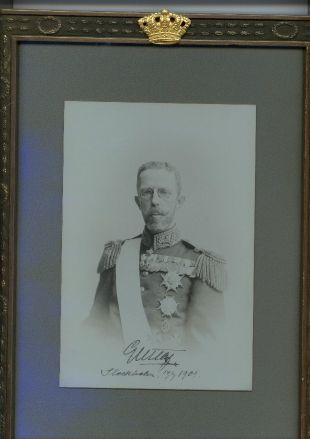 GUSTAF V — Exceptional pair of  Presentation photos  by Atelier Florman, both signed, | Sophie Dupré Autographs