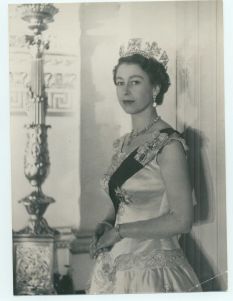 [ELIZABETH II — Fine unsigned press photo, | Sophie Dupré Autographs