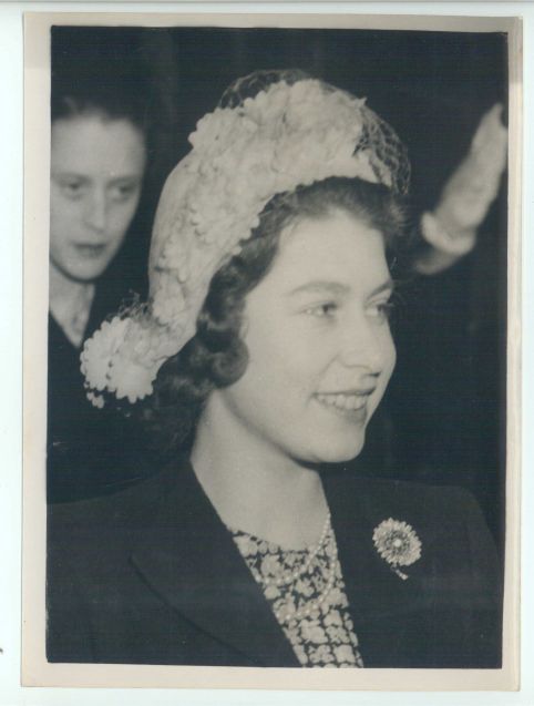 [ELIZABETH II — Fine unsigned press photo showing Elizabeth, the young princess | Sophie Dupré Autographs