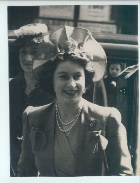 [ELIZABETH II — Fine unsigned press photo of Princess Elizabeth | Sophie Dupré Autographs
