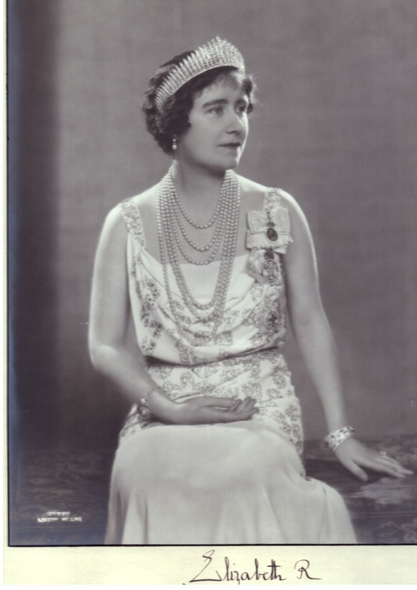 ELIZABETH — Superb portrait photo by Dorothy Wilding signed and dated on the mount | Sophie Dupré Autographs