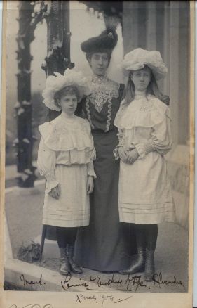 LOUISE VICTORIA — Exceptional Imperial Cabinet photo by W & D Downey, signed by the  Duchess and her two young daughters and dated by Louise, | Sophie Dupré Autographs