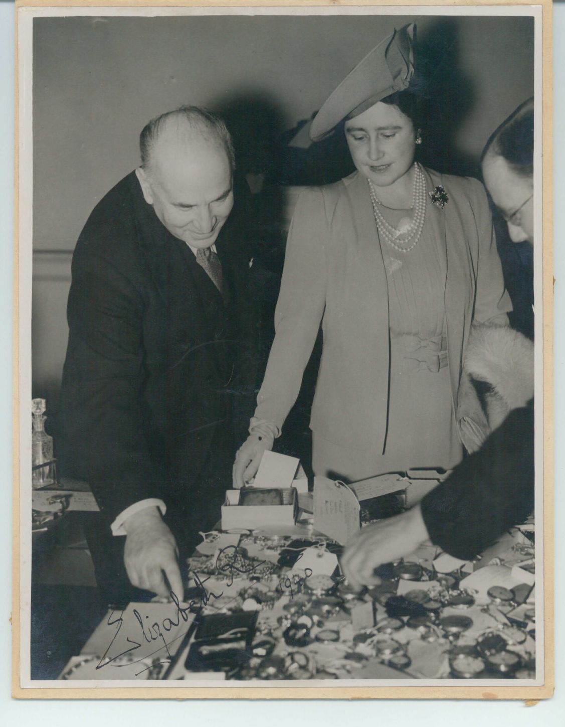 ELIZABETH — Fine photo signed as Queen and dated on the image, | Sophie Dupré Autographs