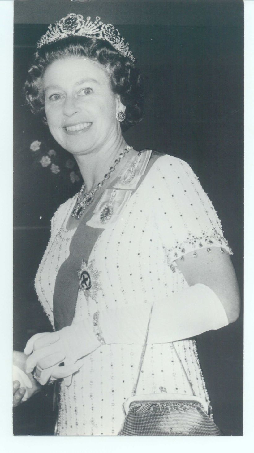 [ELIZABETH II — Fine unsigned press photo, | Sophie Dupré Autographs