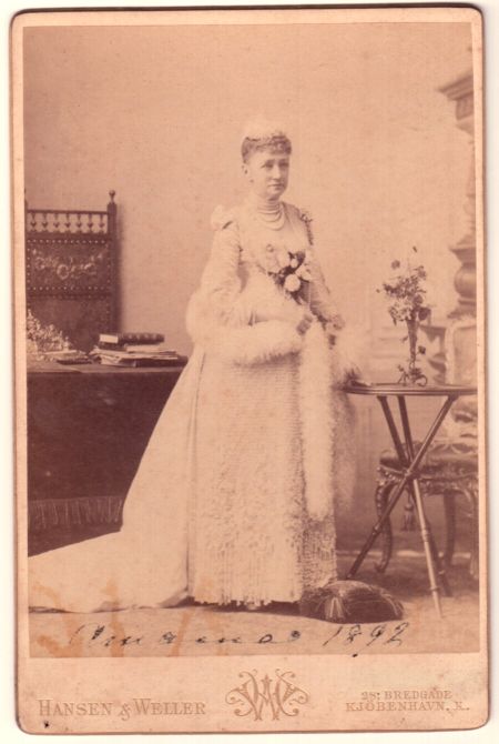 LOUISE — Fine cabinet photo by Hansen & Weller, signed Amama (Mother) and dated under the image | Sophie Dupré Autographs