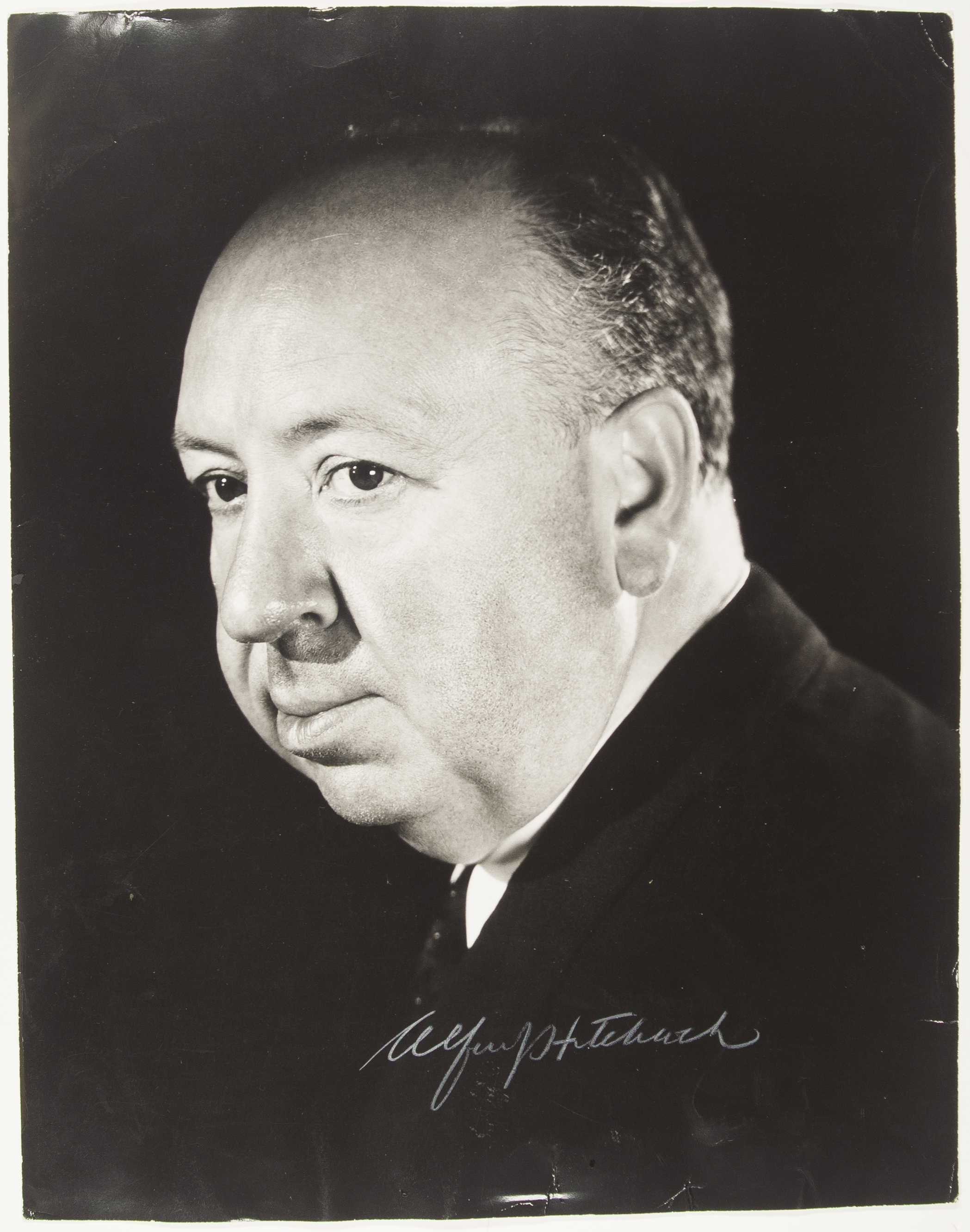 HITCHCOCK — Superb enormous photo signed in white ink on the black of his suit | Sophie Dupré Autographs