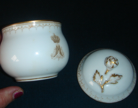 [MARIA ALEXANDROVNA — Meissen chocolate pot or pot à jus and lid | Sophie Dupré Autographs