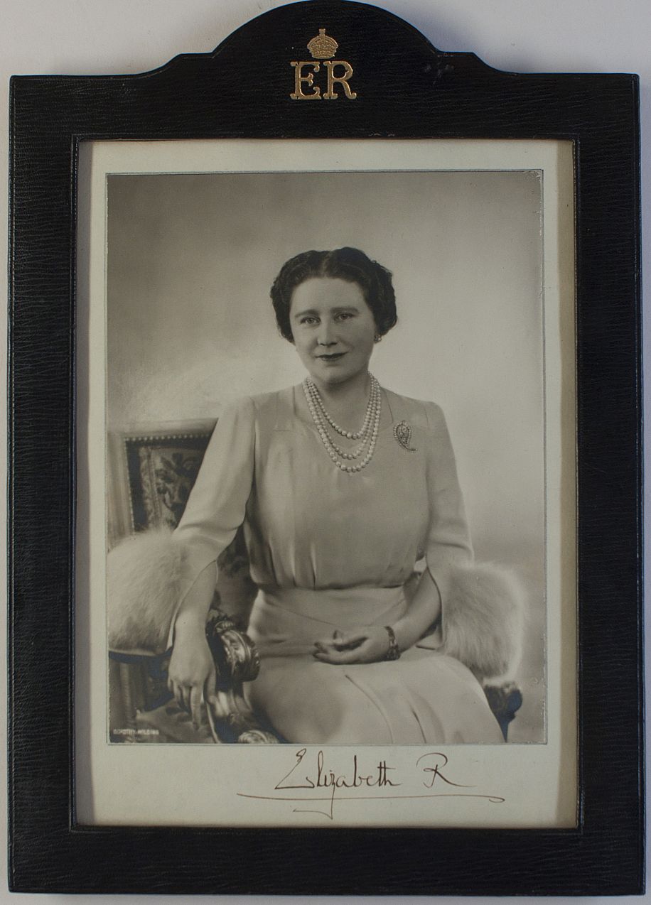 ELIZABETH — Fine presentation photo by Dorothy Wilding signed | Sophie Dupré Autographs