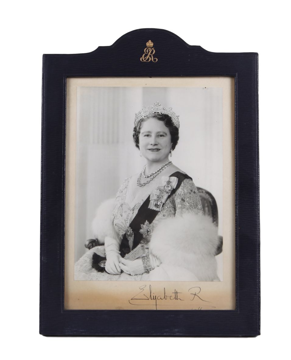 ELIZABETH — Fine presentation photo by Anthony Buckley signed and dated | Sophie Dupré Autographs