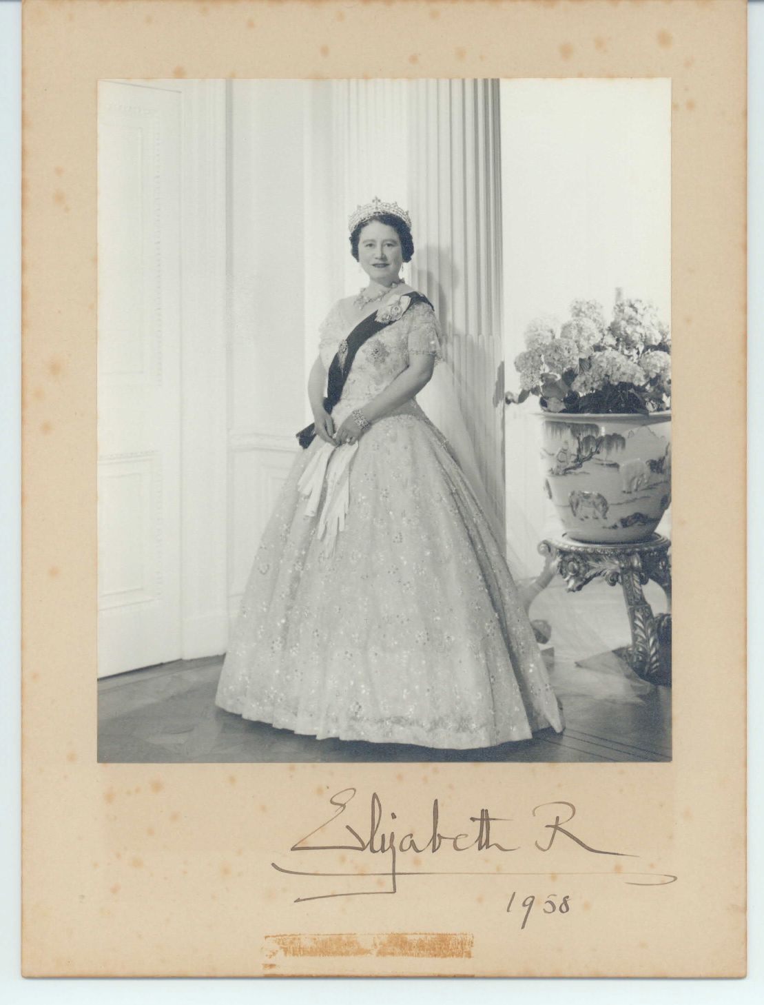 ELIZABETH — Fine photo by Cecil Beaton, signed and dated on the mount, | Sophie Dupré Autographs