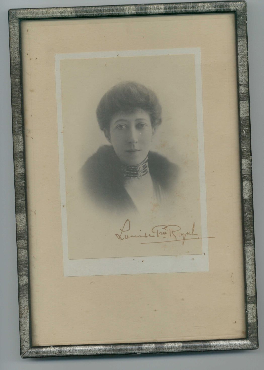 LOUISE VICTORIA — Fine photo signed Louise Prss Royal, | Sophie Dupré Autographs