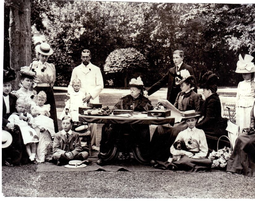 [VICTORIA — Fine unsigned group photo copied for the Daily Mirror of 1901 from an 1899 image | Sophie Dupré Autographs