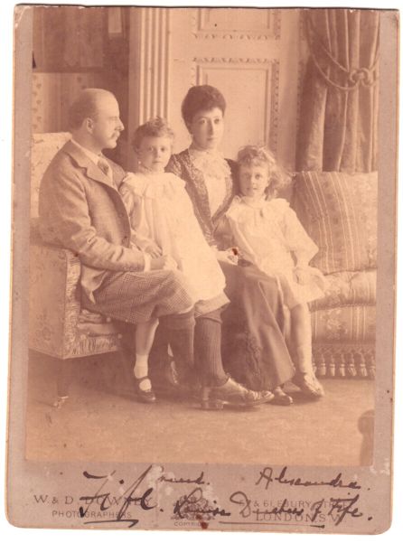 LOUISE VICTORIA — Fine cabinet photo by W & D Downey, signed by the Duke and the  Duchess who has also signed on behalf of her two young daughters | Sophie Dupré Autographs