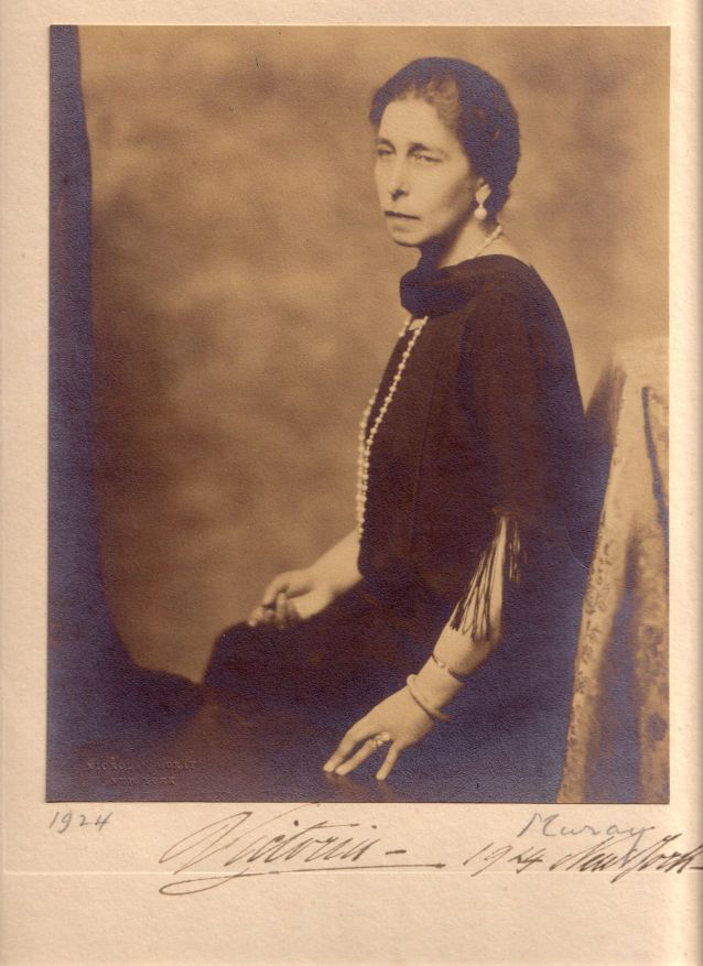 VICTORIA MELITA — Fine photo by Thiele, signed and dated, | Sophie Dupré Autographs