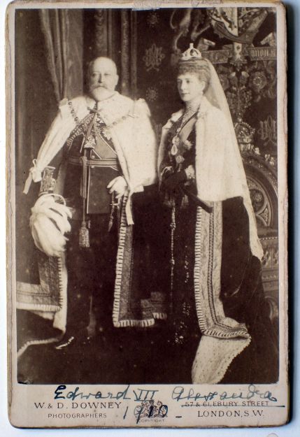 ALEXANDRA — Fine cabinet photo by W. & D. Downey, signed and dated by the Queen, | Sophie Dupré Autographs