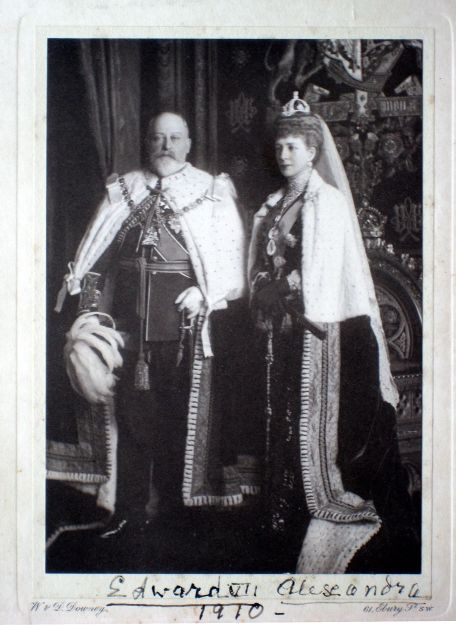 ALEXANDRA — Fine print of the photo by W. & D. Downey, signed and dated by the Queen, | Sophie Dupré Autographs