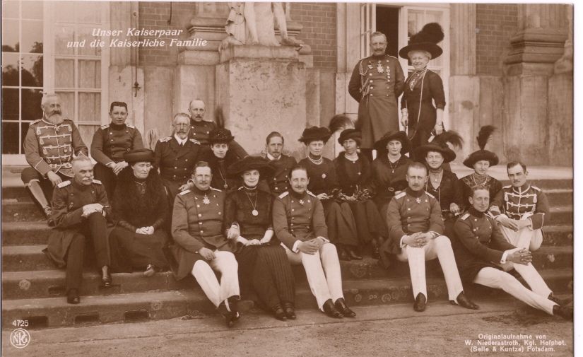 [WILHELM II — Fine unsigned postcard showing the Kaiser and his family, | Sophie Dupré Autographs