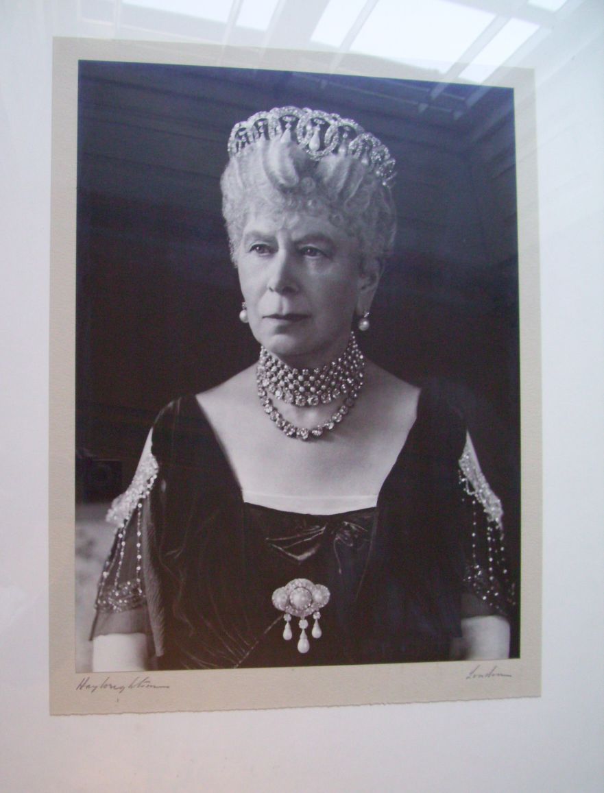 [MARY — Fine large unsigned photo by Hay Wrightson, signed by the photographer in pencil | Sophie Dupré Autographs