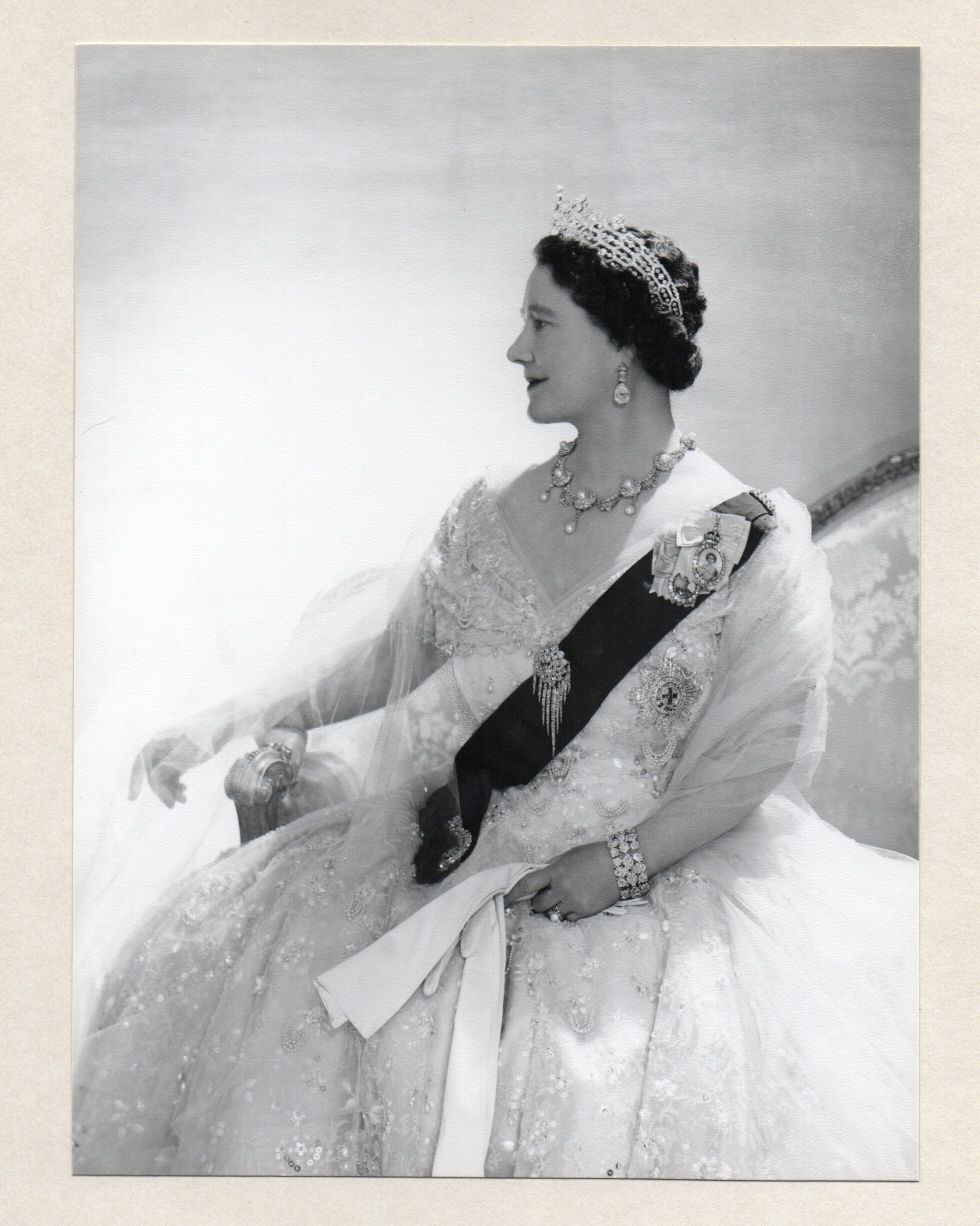 [ELIZABETH — Fine unsigned photo by  Cecil Beaton, | Sophie Dupré Autographs