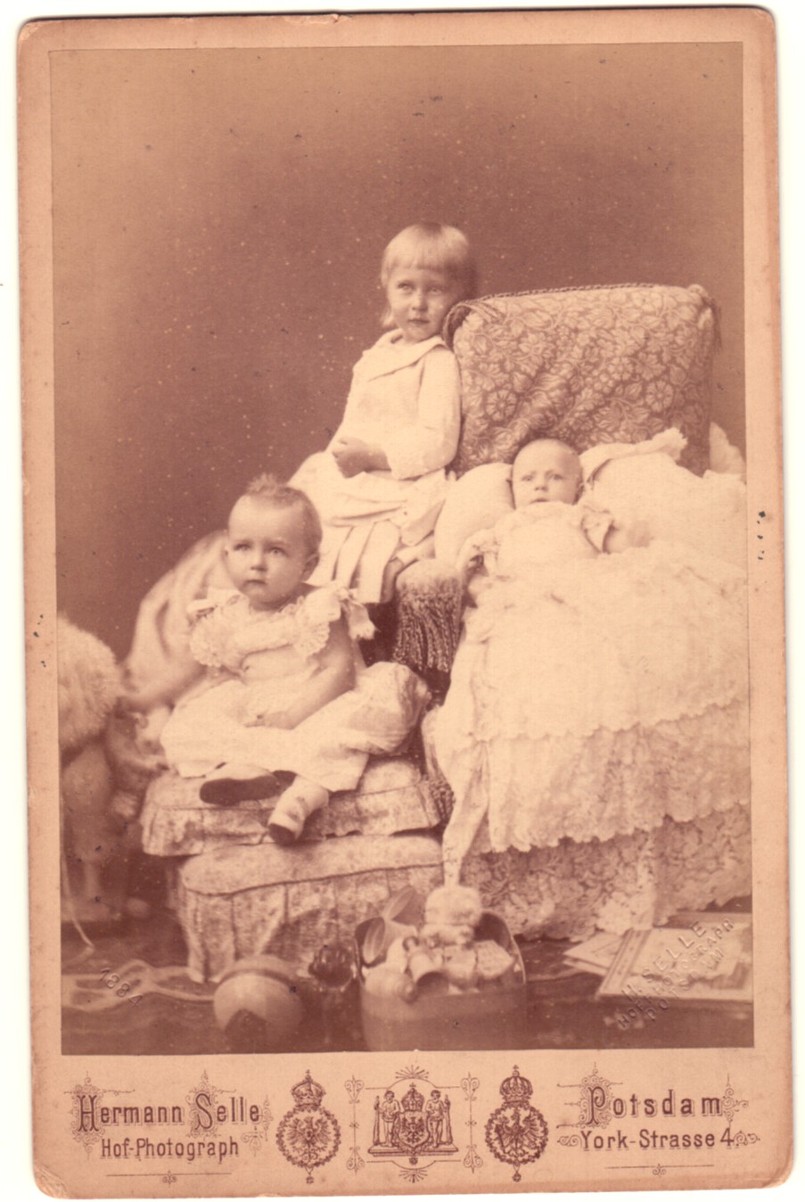 [WILHELM III — Charming unsigned cabinet photo by Herman Selle, showing the three eldest children grouped together, | Sophie Dupré Autographs