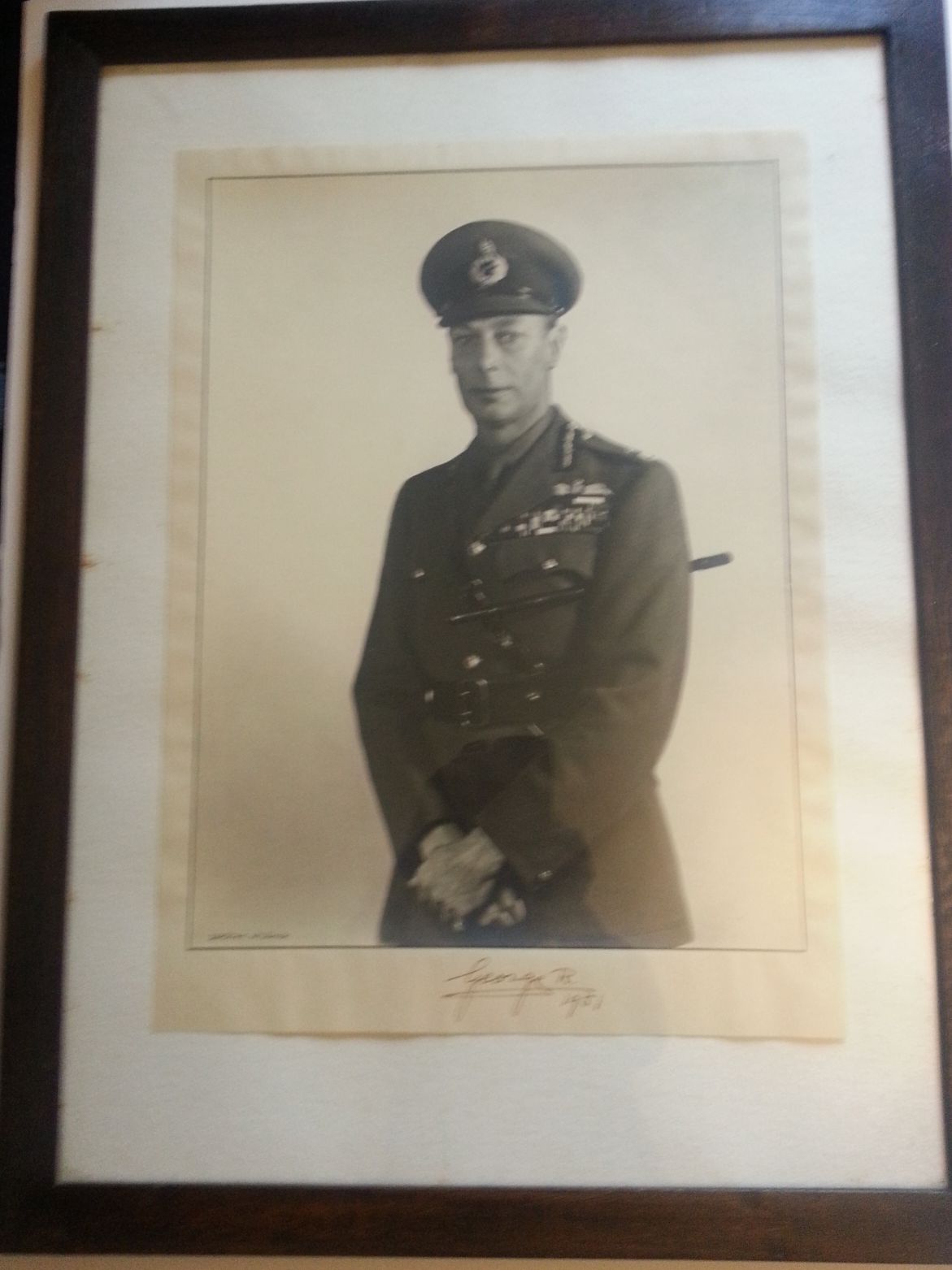 GEORGE VI — Superb pair of photos by Dorothy Wilding, signed and dated by the subjects under each image and by the photographer on the photo | Sophie Dupré Autographs