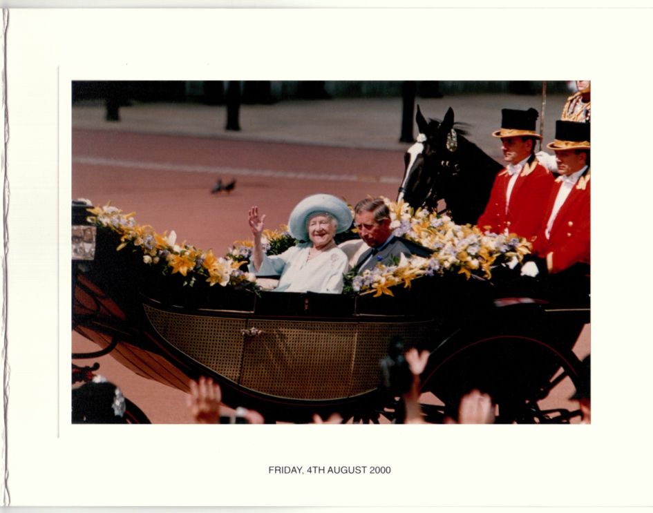 ELIZABETH — Fine Christmas Card with shaky signature ('from Elizabeth') and inscription | Sophie Dupré Autographs