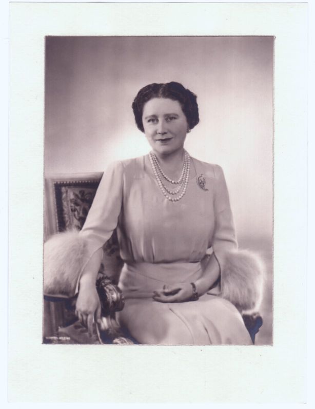 ELIZABETH — Fine unsigned portrait photo by Dorothy Wilding | Sophie Dupré Autographs