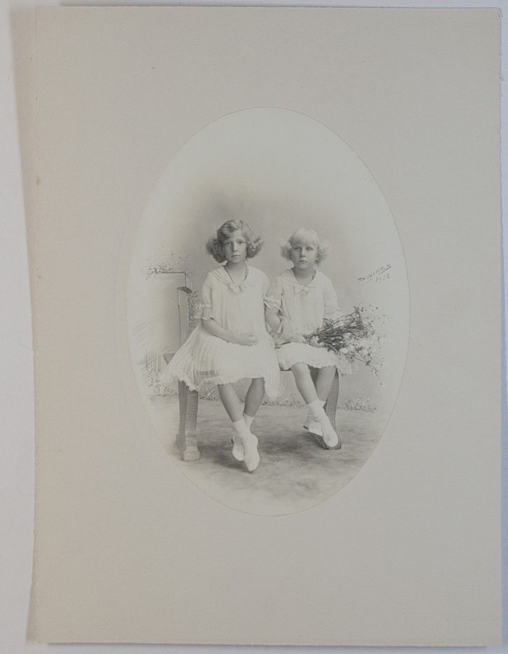 [BEATRIZ — Charming photograph portraits, unsigned, by Resines, | Sophie Dupré Autographs