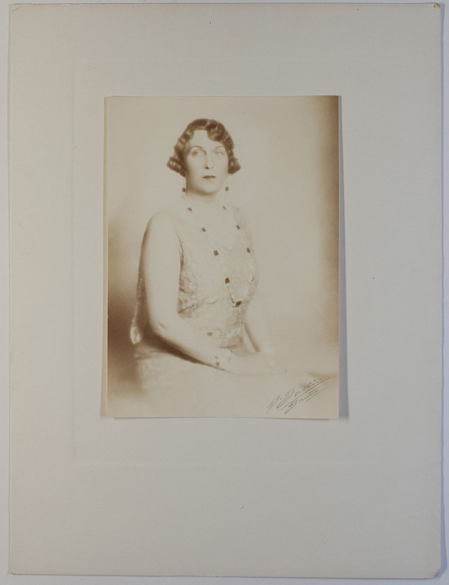 [VICTORIA EUGENIA — Exceptional unsigned portrait photo by Bailes, signed by the photographer, | Sophie Dupré Autographs