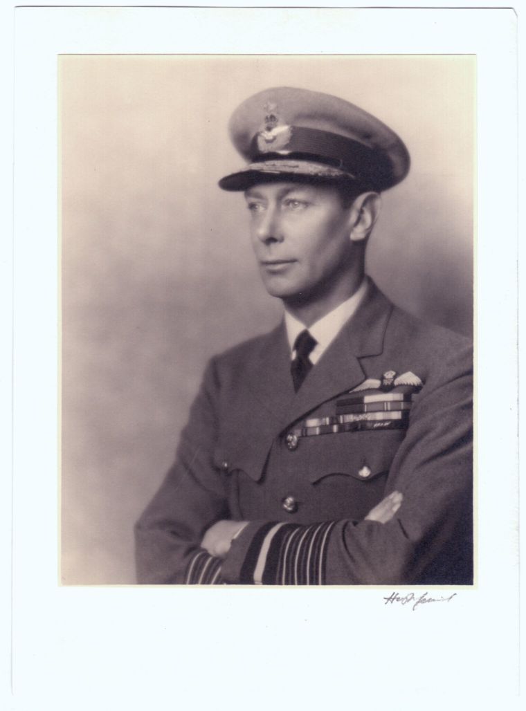 [GEORGE VI — Excellent unsigned portrait photo by Hugh Cecil, signed in pencil by the photographer | Sophie Dupré Autographs