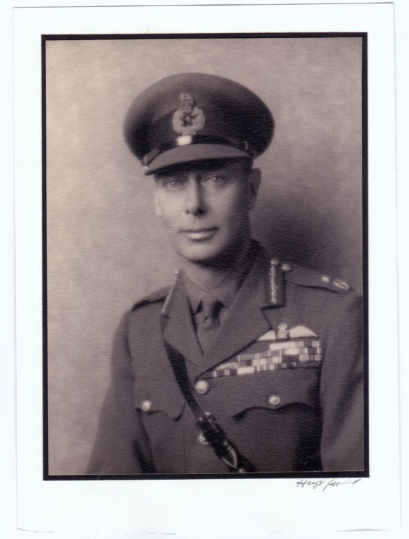 [GEORGE VI — Excellent unsigned portrait photo by Hugh Cecil, signed in pencil by the photographer | Sophie Dupré Autographs