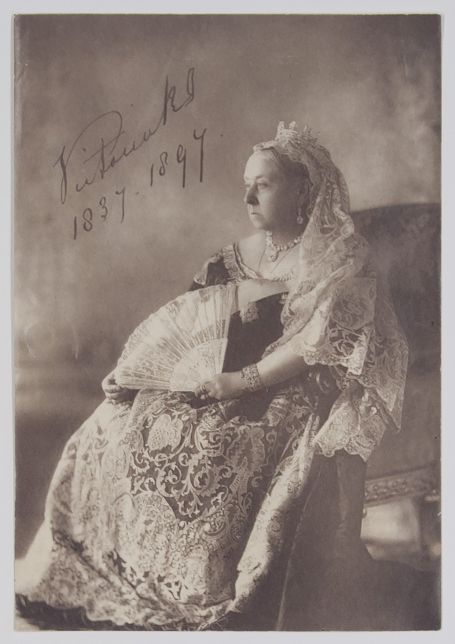 [VICTORIA — Fine unsigned original Jubilee photo with a printed signature and date 1837-1897, | Sophie Dupré Autographs