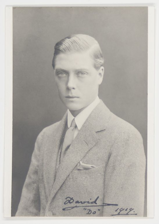 EDWARD VIII — Charming photograph signed David and dated in his hand with the addition of Do under his signature | Sophie Dupré Autographs
