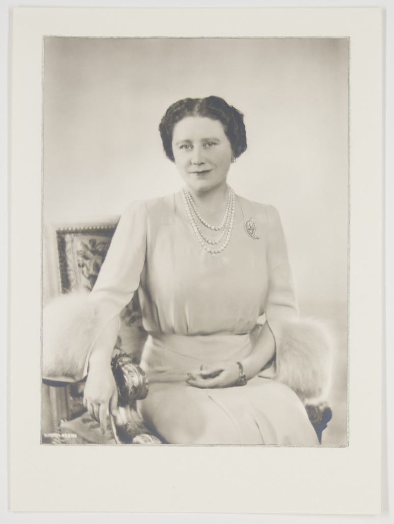 [ELIZABETH — Fine unsigned portrait photo by Dorothy Wilding | Sophie Dupré Autographs