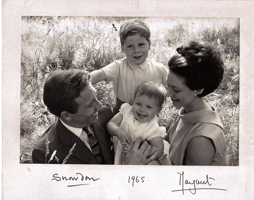 MARGARET — Charming photo of the family by Cecil BEATON signed Snowdon andMargaret and dated | Sophie Dupré Autographs