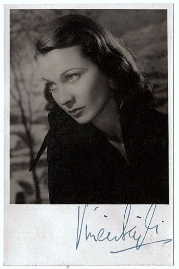 LEIGH — Fine vintage photo boldly signed underneath | Sophie Dupré Autographs