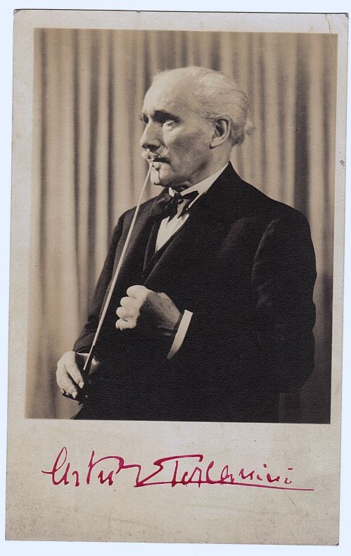 TOSCANINI — Fine photo signed in red ink | Sophie Dupré Autographs