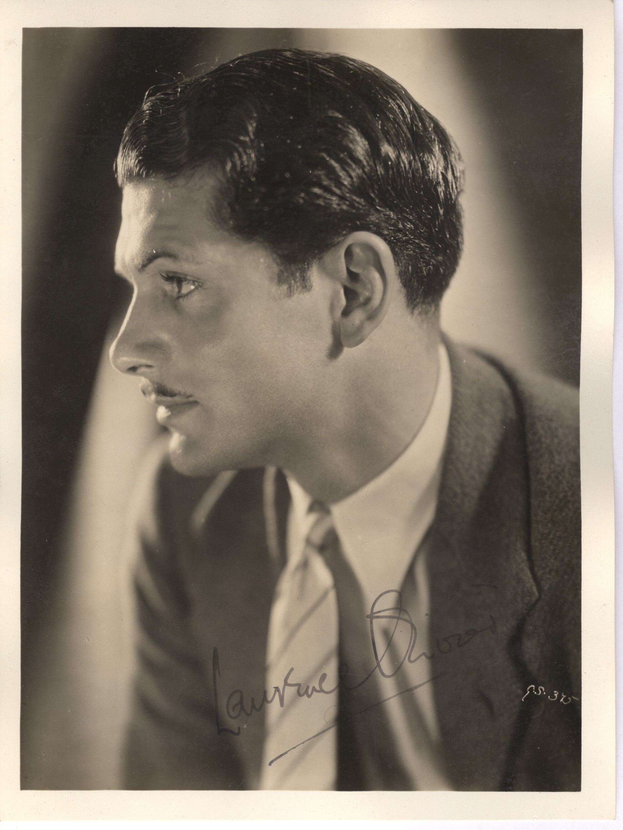 OLIVIER — Fine vintage photo signed in full | Sophie Dupré Autographs