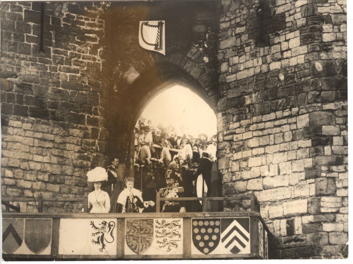 [EDWARD VIII — Press photograph by Reuters, unsigned, of the presentation to the people of Wales | Sophie Dupré Autographs