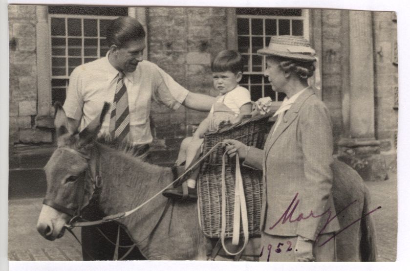 MARY — Charming informal photo signed and dated, | Sophie Dupré Autographs