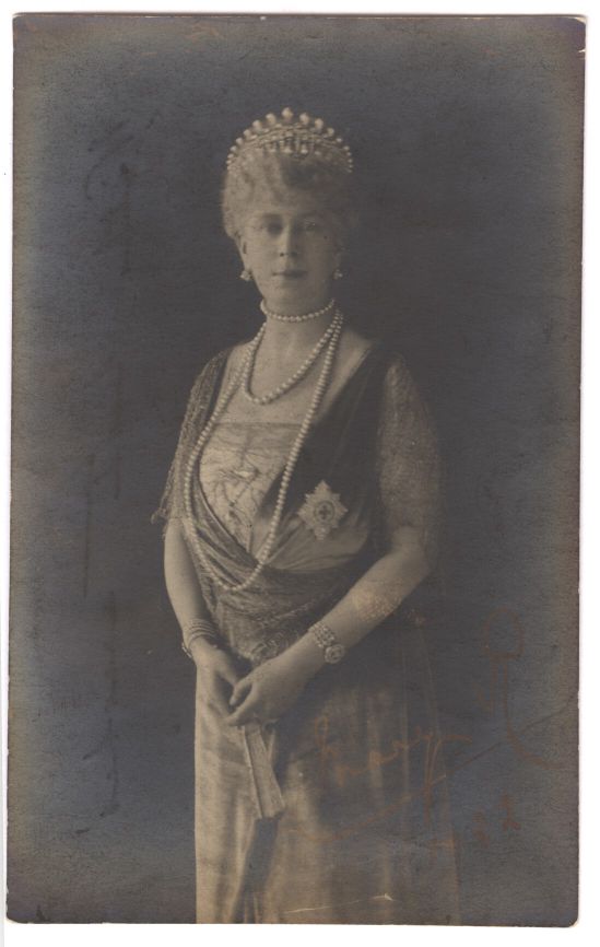 MARY — Portrait Postcard Photograph, signed and dated in a dark portion | Sophie Dupré Autographs