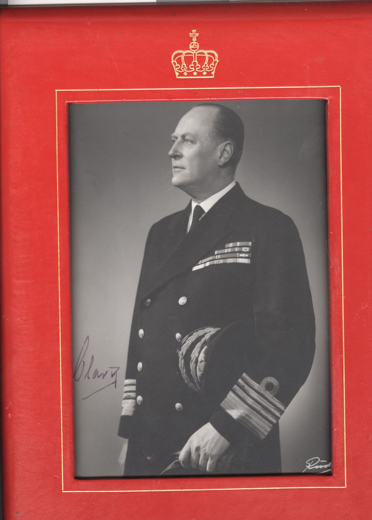 OLAV V — Fine Presentation photo, signed as King, also signed in white ink by the photographer, | Sophie Dupré Autographs