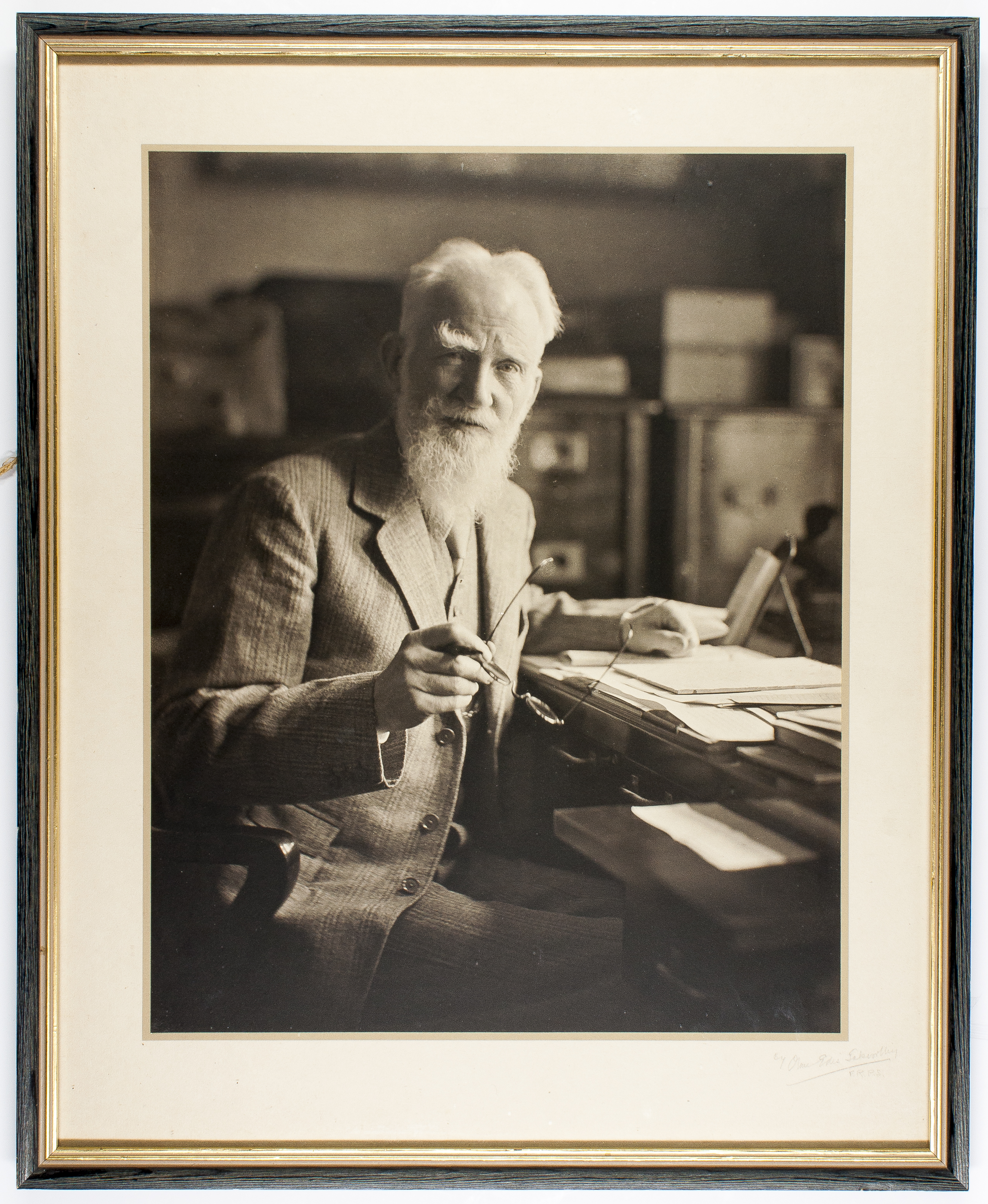 SHAW — Superb unsigned portrait photo by Olive EDIS, (later Edis-Galsworthy, 1876-1955) signed in pencil on the mount by the photographer, | Sophie Dupré Autographs