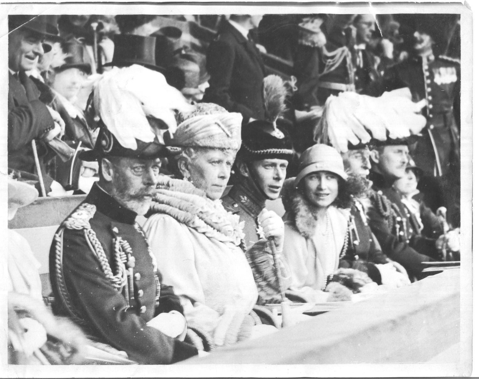 [GEORGE V — Unsigned press photo showing the Royal family seated together in the front row of some performance | Sophie Dupré Autographs