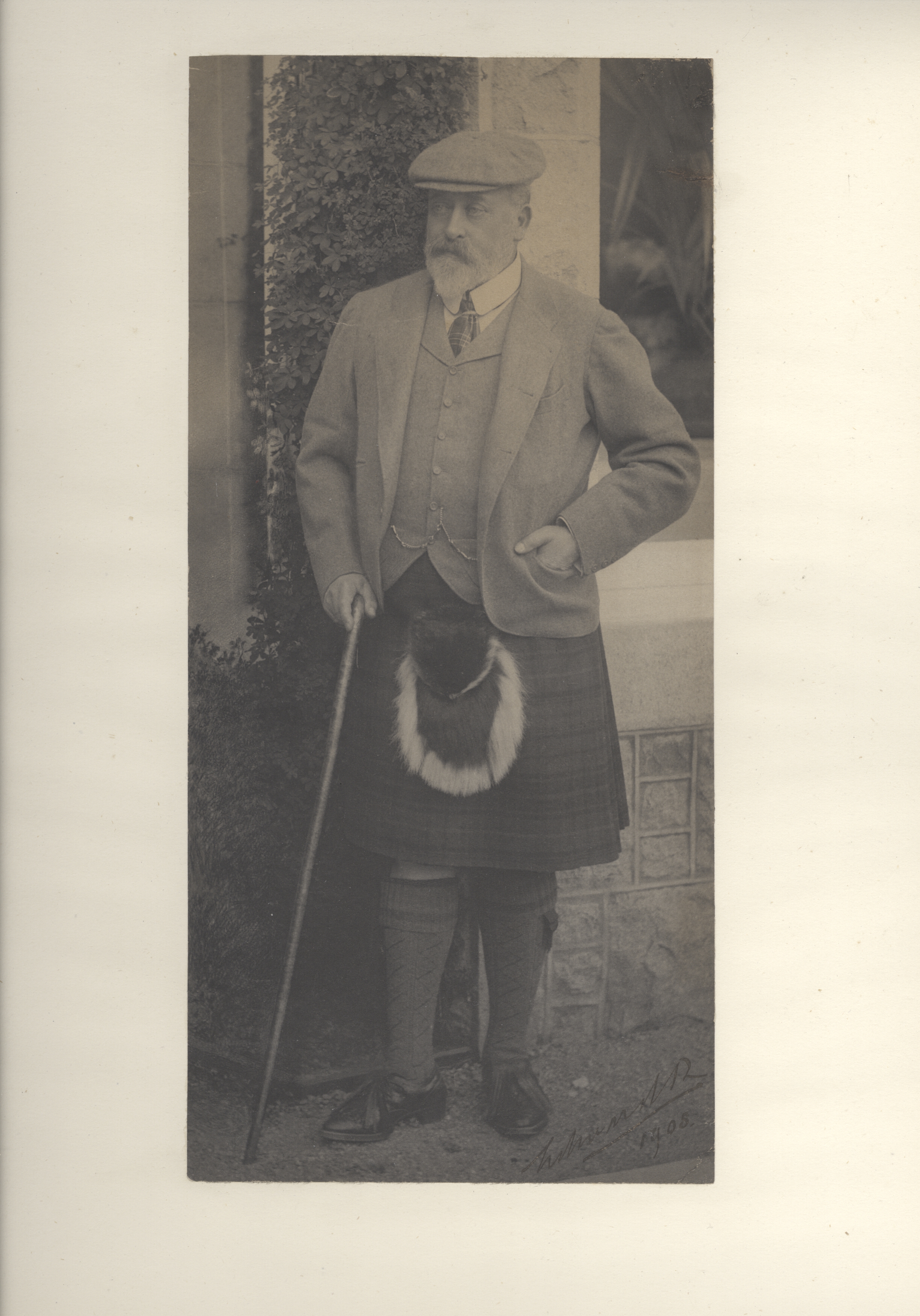 EDWARD VII — Fine large photo signed as King 'Edward R & I' and dated | Sophie Dupré Autographs